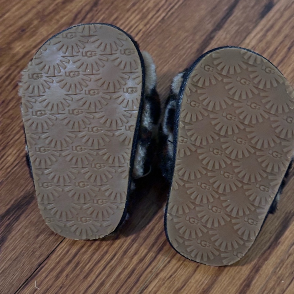 UGG Kids' Fuzzy Leopard Print Slippers - Picture 3 of 4